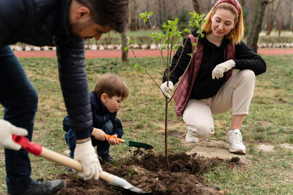 Família plantando árvore como ação contra as mudanças climáticas