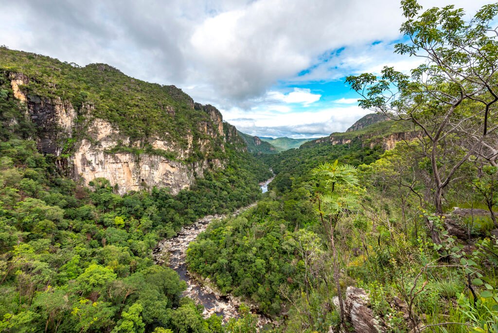 Vista da Chapada dos Veadeiros, um dos roteiros sustentáveis no Brasil que une ecoturismo e preservação do Cerrado.
