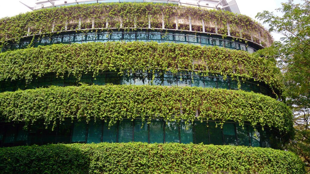 Jardim vertical moderno em Singapura, exemplo de soluções sustentáveis como jardins verticais e telhados verdes para cidades mais frescas.