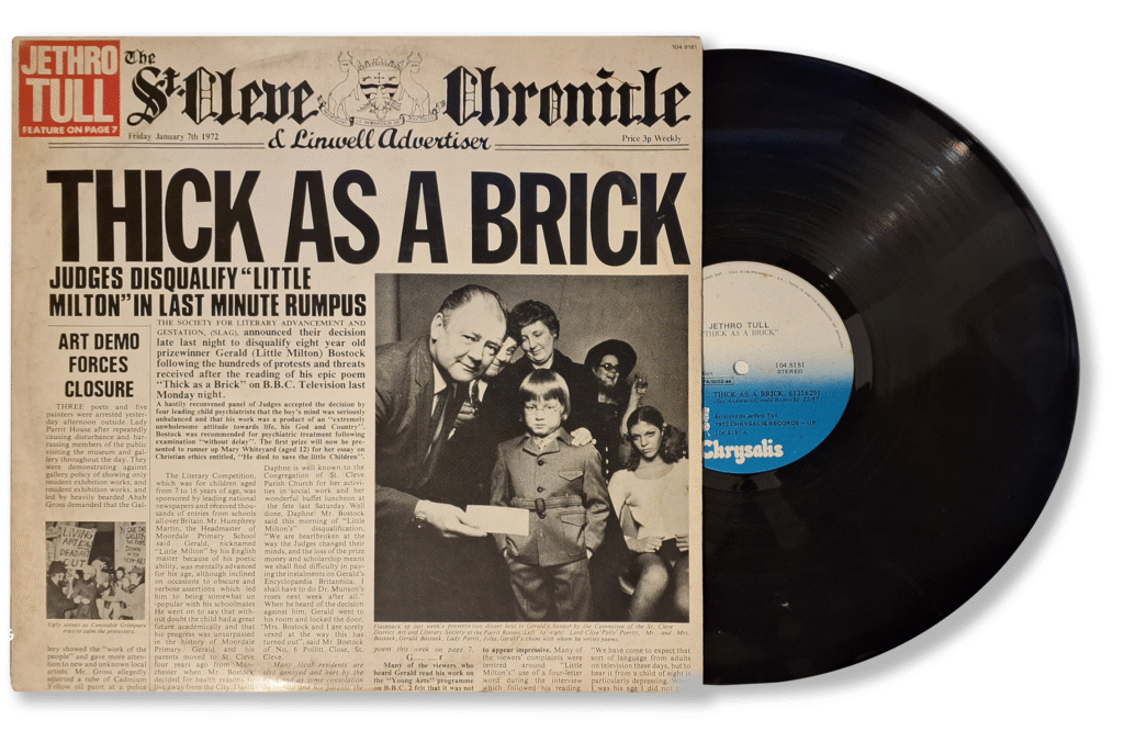 Capa original do LP Thick as a Brick da banda Jethro Tull com jornal fictício e vinil