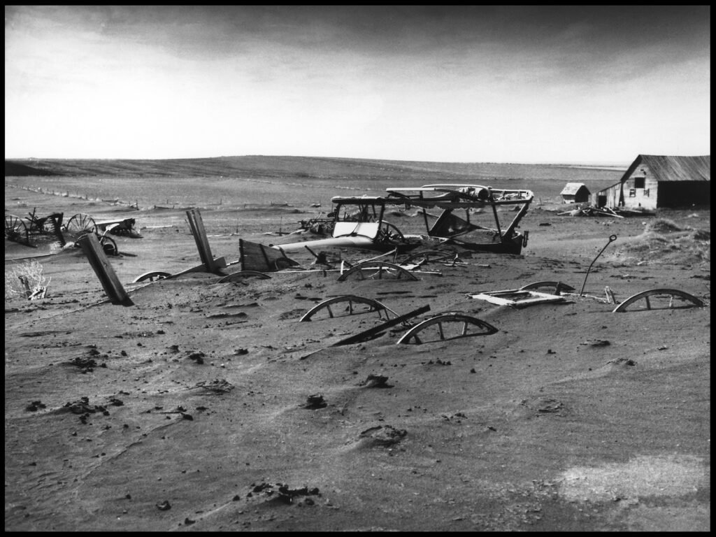 Máquinas agrícolas soterradas em uma fazenda em Dallas, Dakota do Sul, em 13 de maio de 1936, durante o Dust Bowl nas Grandes Planícies dos EUA