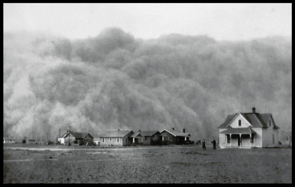 Tempestade de poeira se aproximando de Stratford, Texas, em 1935, durante o Dust Bowl, cobrindo casas e plantações